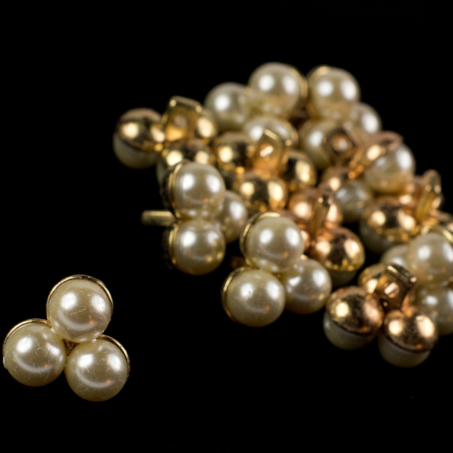 40L 3-Cluster Pearl Buttons, 10pcs